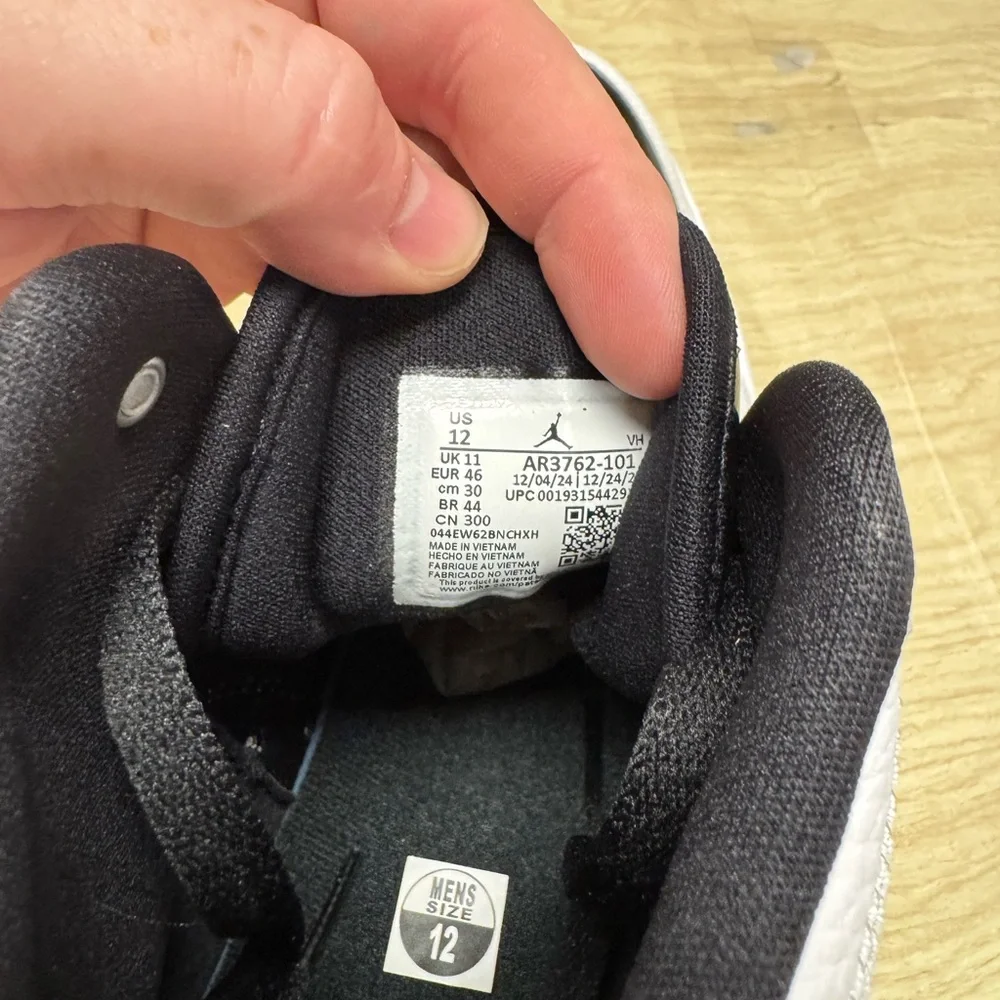 Jordan Access White Black University Red - M12